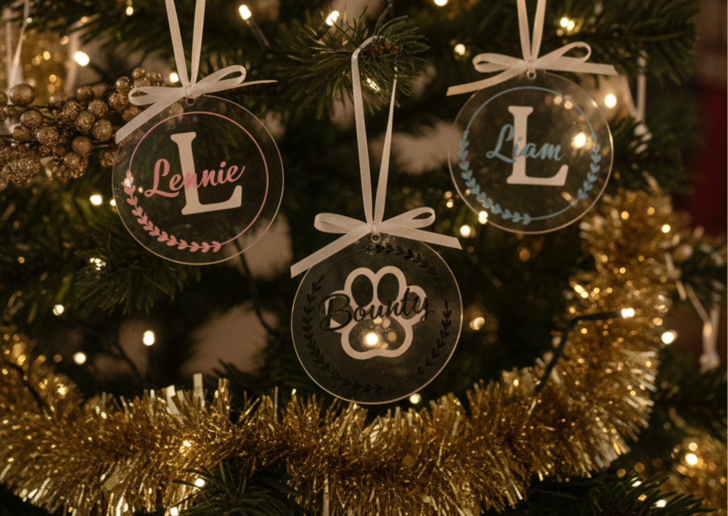 Personalisierte Weihnachtskugel aus Acryl mit Namen