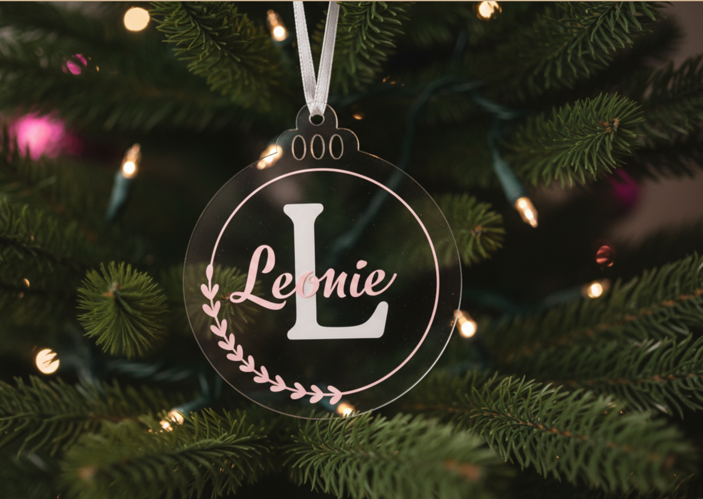 Personalisierte Weihnachtskugel aus Acryl mit Namen