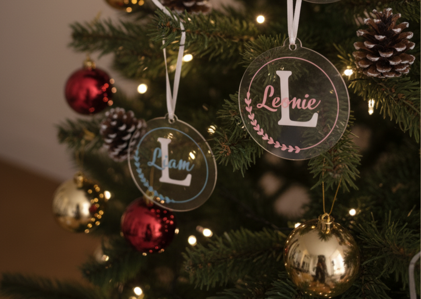 Personalisierte Weihnachtskugel aus Acryl mit Namen