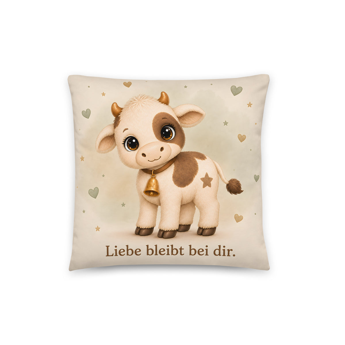 Cremefarbenes Muki-Dekokissen mit Kuh, goldener Herzglocke, salbeigrünen Herzen und dem Spruch Liebe bleibt bei dir.