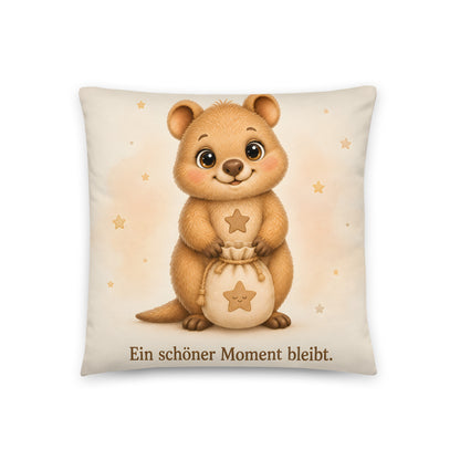 Fred Quokka Dekokissen mit Traumbeutel und Spruch Ein schöner Moment bleibt in Creme Honig und Apricot