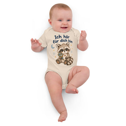 Baby trägt weißen Raxi-Babybody aus Bio-Baumwolle