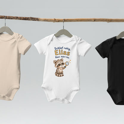 weißfarbener personalisierter Raxi-Babybody hängend