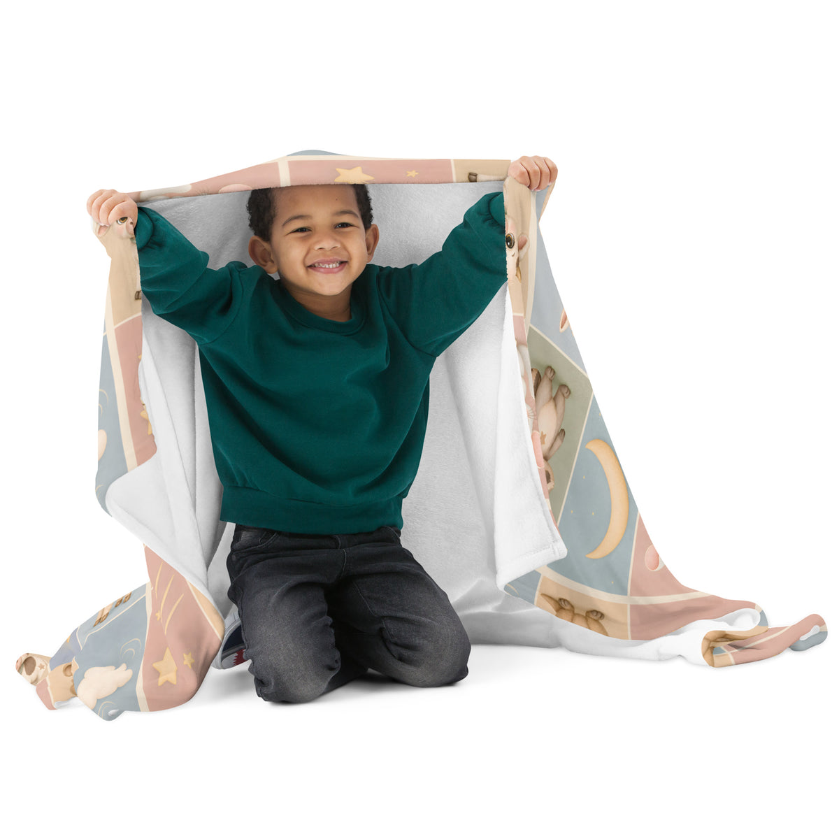Schlummerfreunde-Kuscheldecke „Kleine Traumwelten“ – Pastellmuster mit Kind wie er mit der Decke spielt