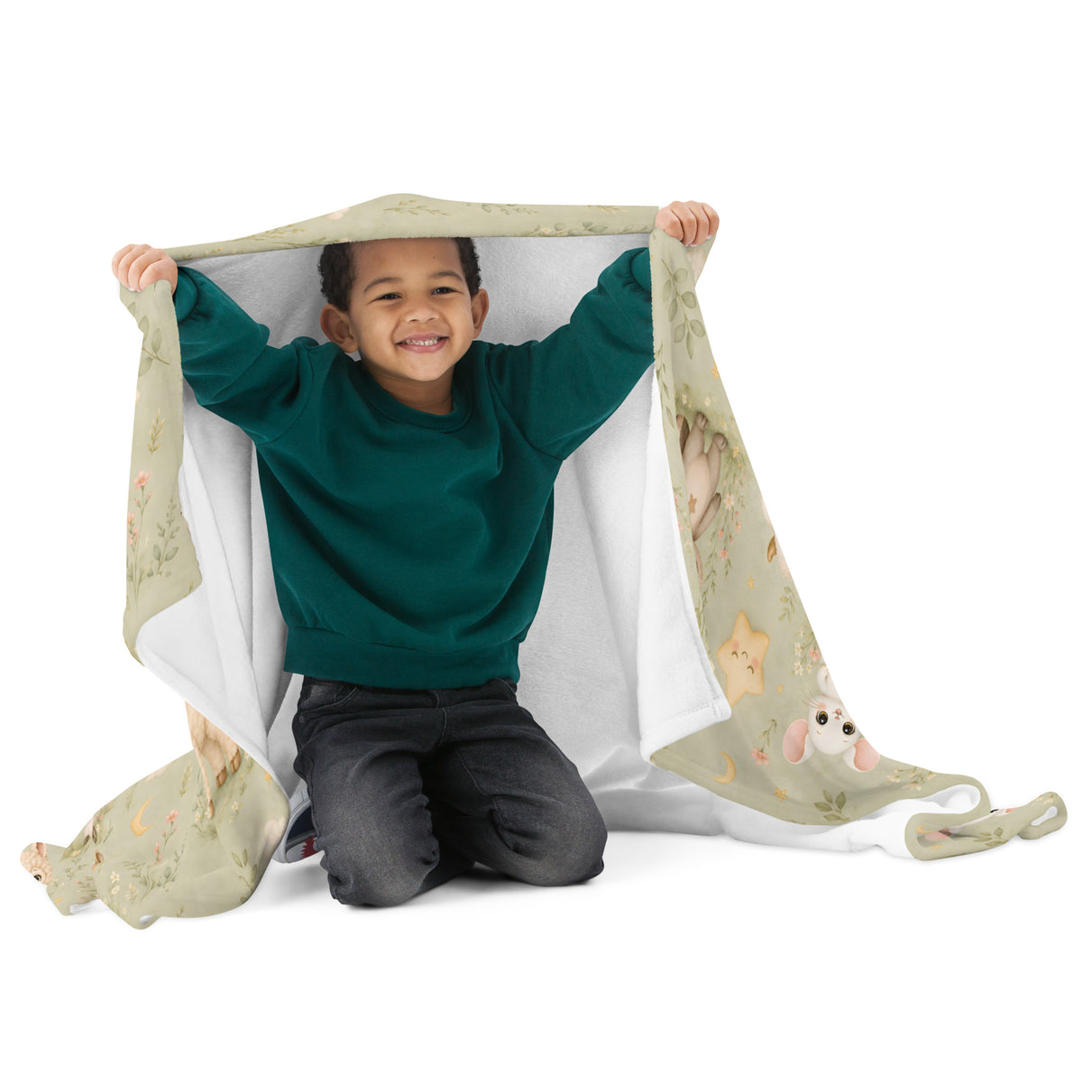 Schlummerfreunde-Kuscheldecke „Traumgarten“ – Salbeigrünes Blumenmuster mit Kind spielt mit der Decke