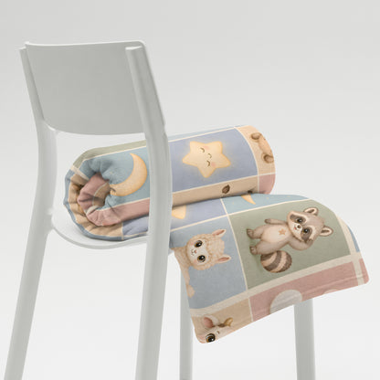Schlummerfreunde-Kuscheldecke „Kleine Traumwelten“ – Pastellmuster auf einem Stuhl